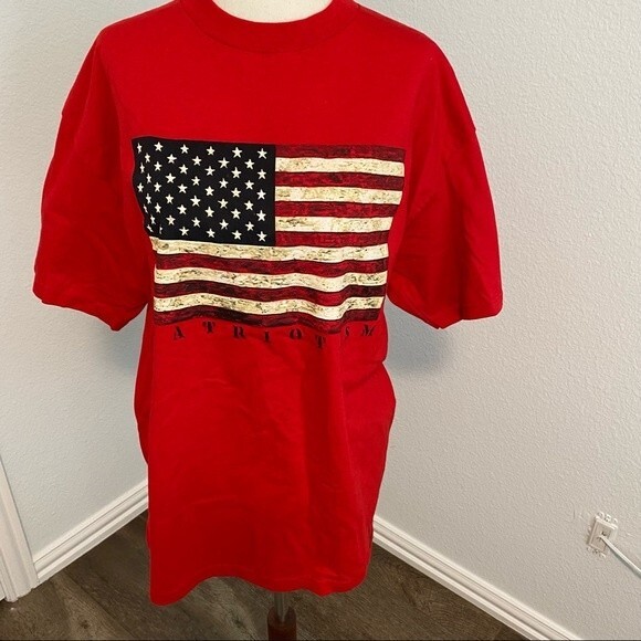 NWT  American Flag Red Navy T-Shirt Patriotic Boho Retro Funky Festive Size L - Picture 1 of 10